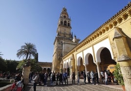 El turismo nacional toma el puente en la Córdoba iluminada