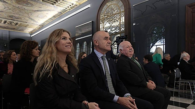 Juanma Moreno iza la bandera para acoger a todas las sensibilidades políticas