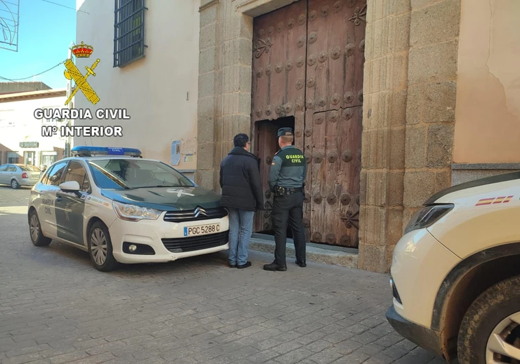 Detenidos dos jóvenes a  los que el párroco sorprendió robando en la iglesia de Escalona