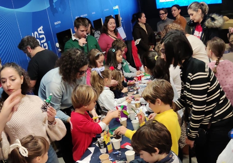 Aguas de Alicante y ADACEA celebran talleres navideños para niños