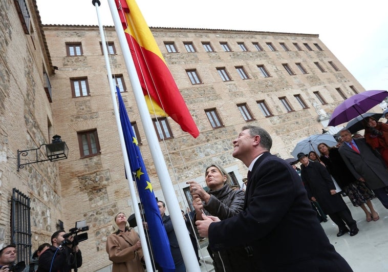 Las imágenes del homenaje a la Constitución y el izado de banderas en las Cortes