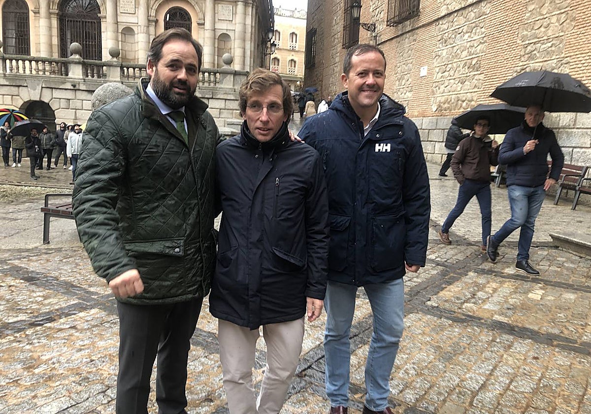 José Luis Martínez Almeida con Paco Núñez y Carlos Velázquez, en la plaza del Ayuntamiento