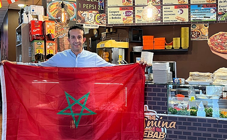 Imagen principal - 1. Medhi con su bandera de Marruecos en su restaurante. 2. Driss, Mohamed y Rashed hablan de fútbol en la carnicería. 2. Samir y Abdala dice que no saldrán a celebrarlo
