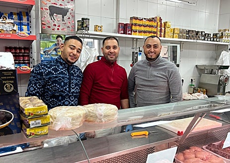 Imagen secundaria 1 - 1. Medhi con su bandera de Marruecos en su restaurante. 2. Driss, Mohamed y Rashed hablan de fútbol en la carnicería. 2. Samir y Abdala dice que no saldrán a celebrarlo