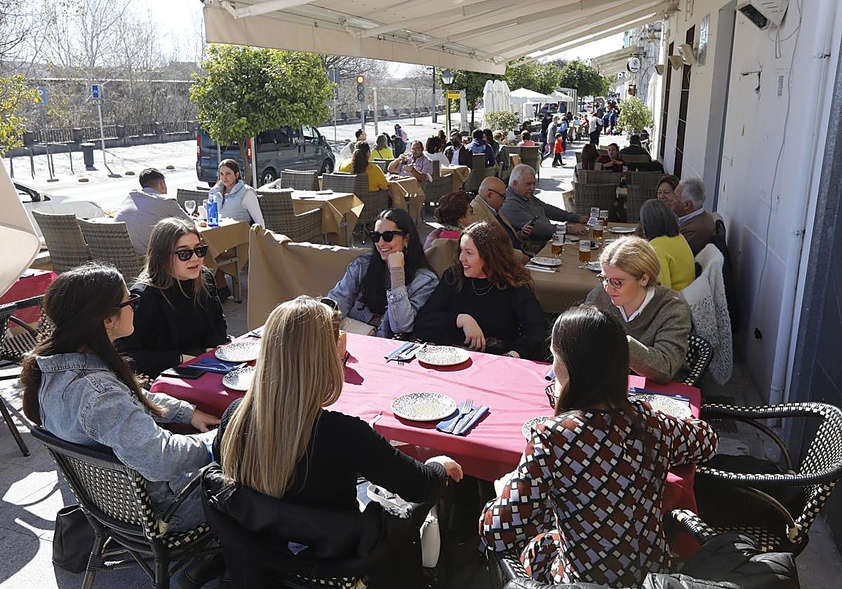 Clientes en los veladores de diversos establecimientos de otra ciudad