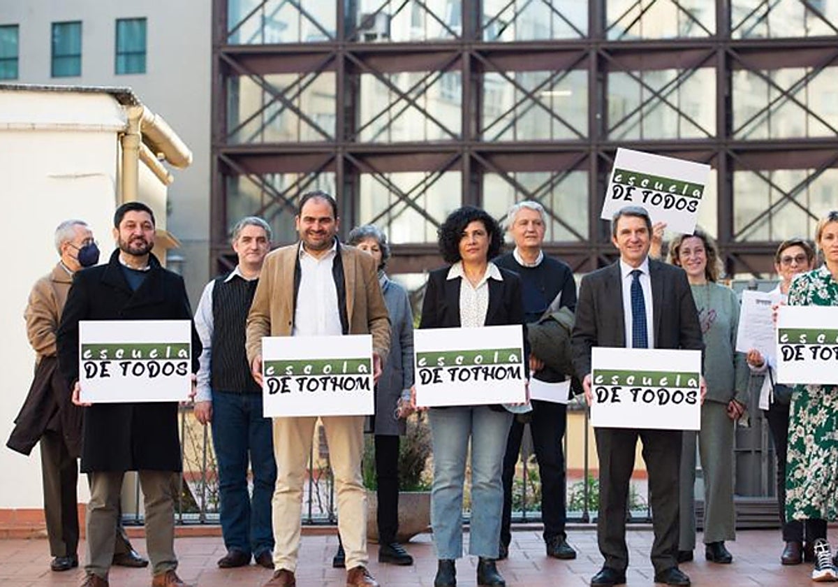 Miembros de Escuela de Todos, de la que forma parte la AEB, durante un acto reivindicativo