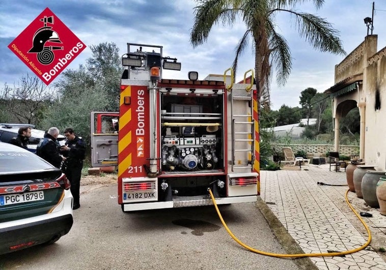 Muere un hombre en el incendio de su chalé en la localidad alicantina de Alfaz del Pi