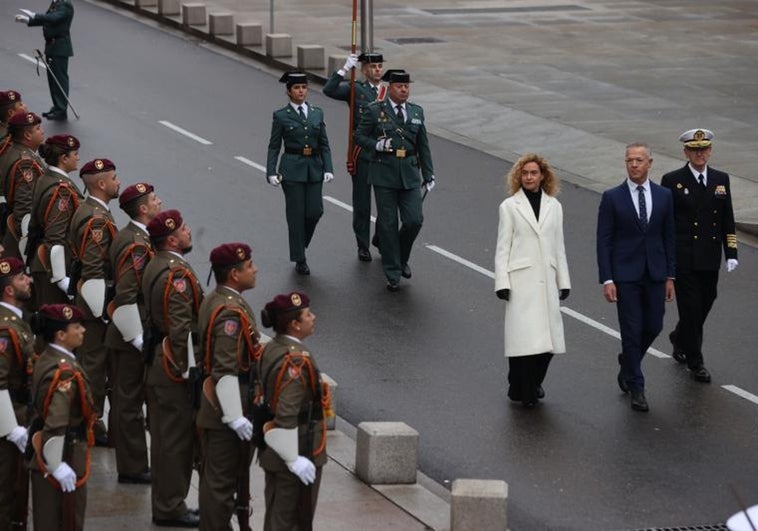 Sánchez sitúa a la oposición fuera de la Constitución y Batet reclama recuperar el prestigio de las instituciones