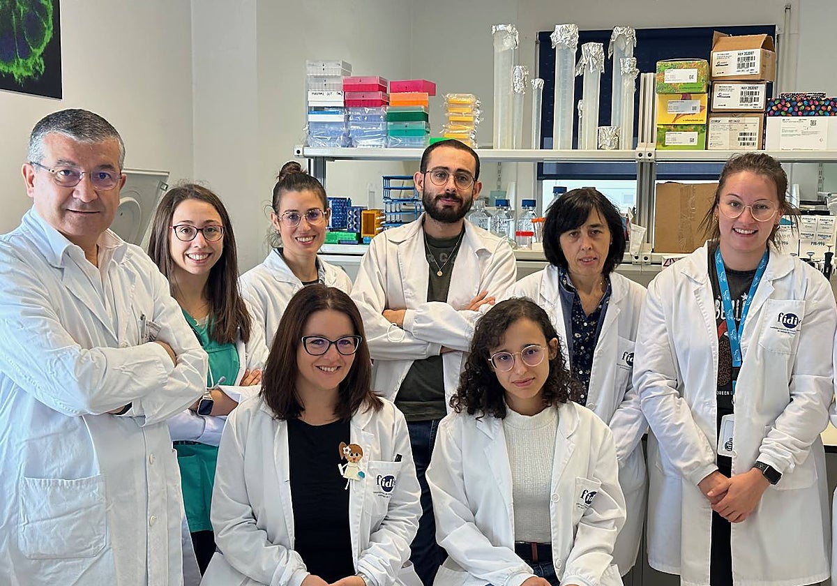Grupo encargado del hallazgo, junto al jefe de oncología del CHUS, el doctor Rafael López (i)