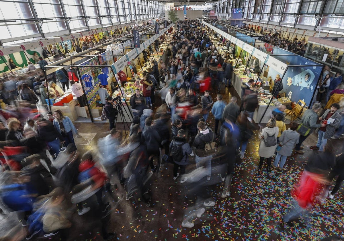 Centenares de escolares han sido los primeros en disfrutar de la vuelta a la normalidad de la mayor feria de música y literatura vasca