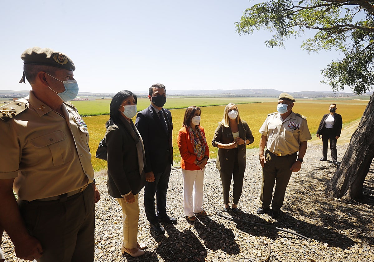 La ministra Robles junto al alcalde de Cördoba, la consejera de Fomento y altos mandos militares en los suelos de la Rinconada