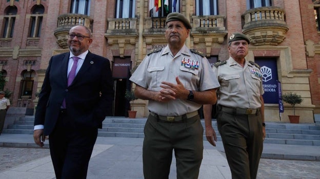 El Jefe del Estado Mayor del Ejército de Tierra junto al rector de la UCO Manuel Torralbo