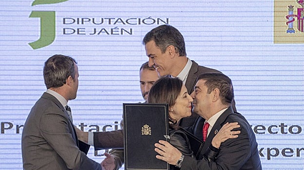 Sánchez felicita al alcalde de Jaén en presencia de la ministra de Defensa y el presidente de la Diputación