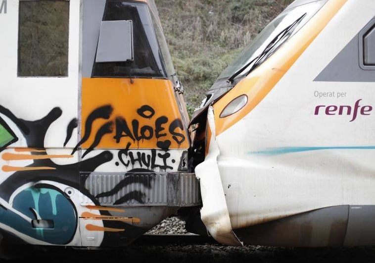 El choque de dos trenes en la estación de Moncada y Reixach (Barcelona), en imágenes