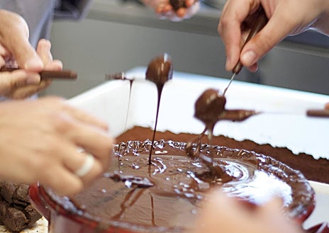 Imagen secundaria 1 - En el centro comercial ABC Serrano, hasta el 11 de diciembre, se exponen y venden dulces típicos de monasterios, salidos de los obradores que regentan monjes y monjas de vida contemplativa. 