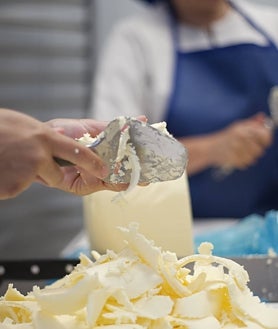 Imagen secundaria 2 - En el centro comercial ABC Serrano, hasta el 11 de diciembre, se exponen y venden dulces típicos de monasterios, salidos de los obradores que regentan monjes y monjas de vida contemplativa. 