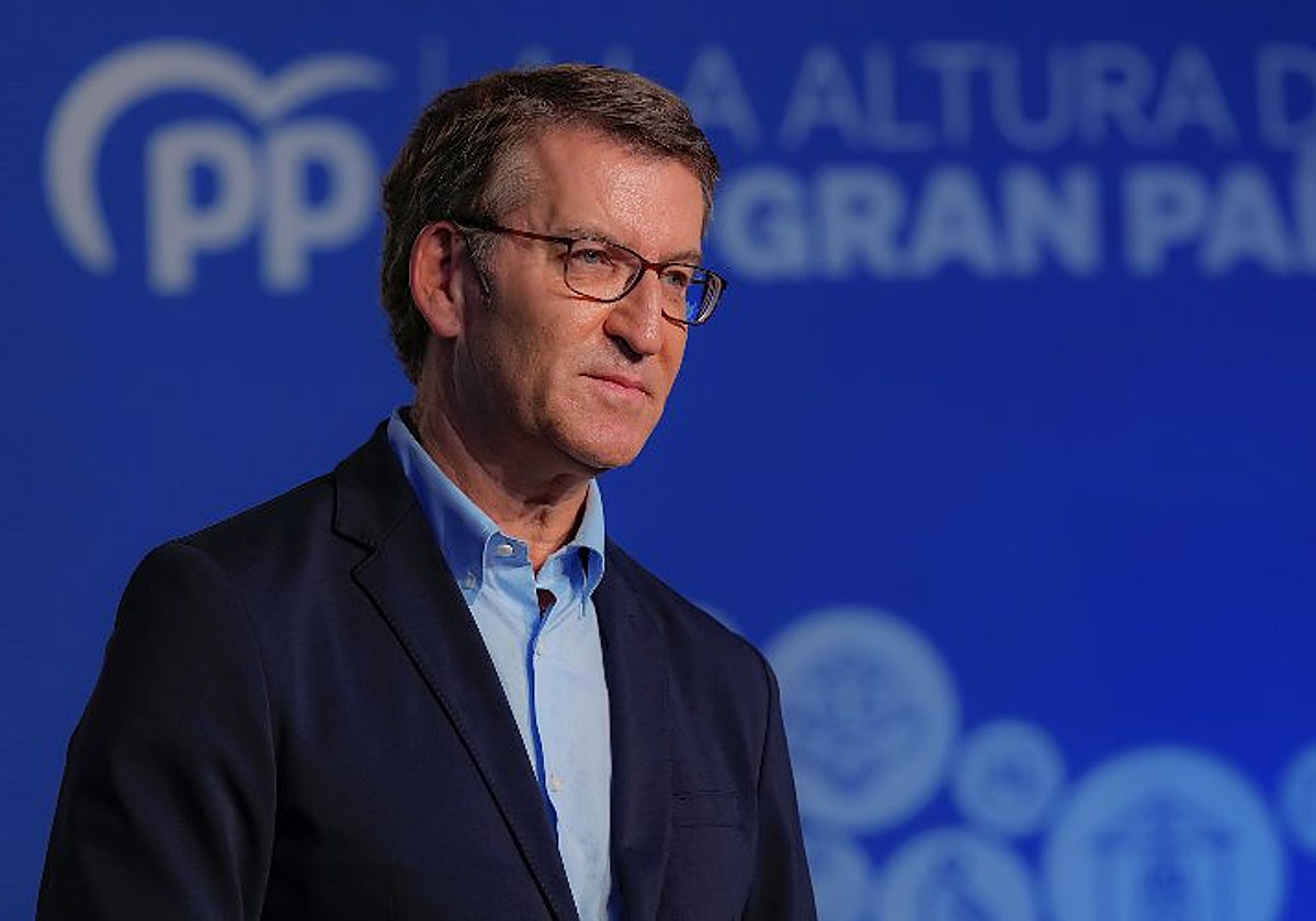 El actual líder del PP, Alberto Núñez Feijóo, y el nuevo logo del PP