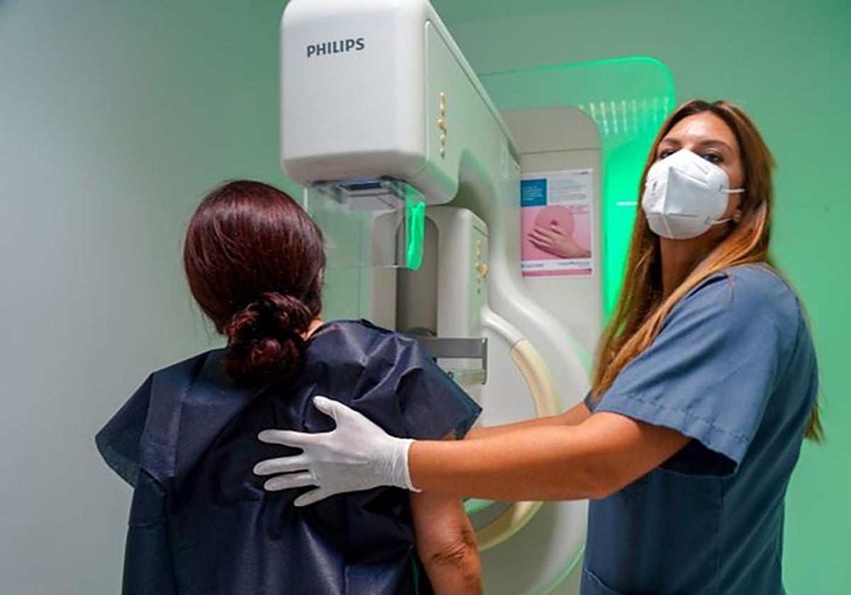 Paciente durante una mamografía