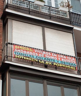 Imagen secundaria 2 - Arriba, paso subterráneo que conecta la calle Olivillos con la calle Villamanín. Debajo, a la izquierda, Vista desde la vivienda de una de las residentes afectadas por la cercanía de la A-5; derecha, cartel de protesta en una de las viviendas