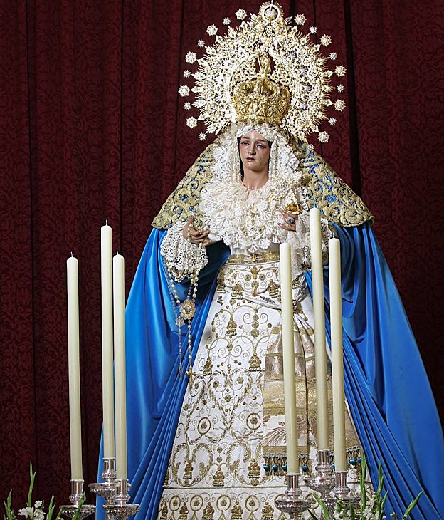 La Virgen de la Esperanza, dispuesta para el rosario