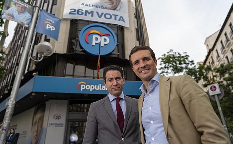 Imagen principal - Arriba, el exsecretario general del PP, Teodoro García Egea, junto al exlíder, Pablo Casado con los actuales logos delante de la sede de Génova. // En rojo, el logo del año 2006. // Y en azul, la imagen vigente hasta 2015 con la modificación de Casado.