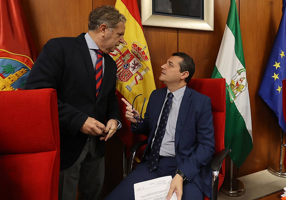El alcalde con el edil de Hacienda y Urbanismo, antes de un Pleno