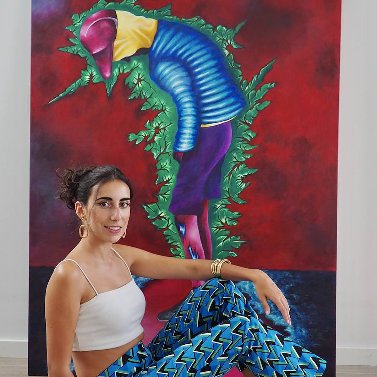 La artista Belén Benavent, junto a su obra 'Éxodo', una de las que integran el conjunto 'Una noche en el infierno'