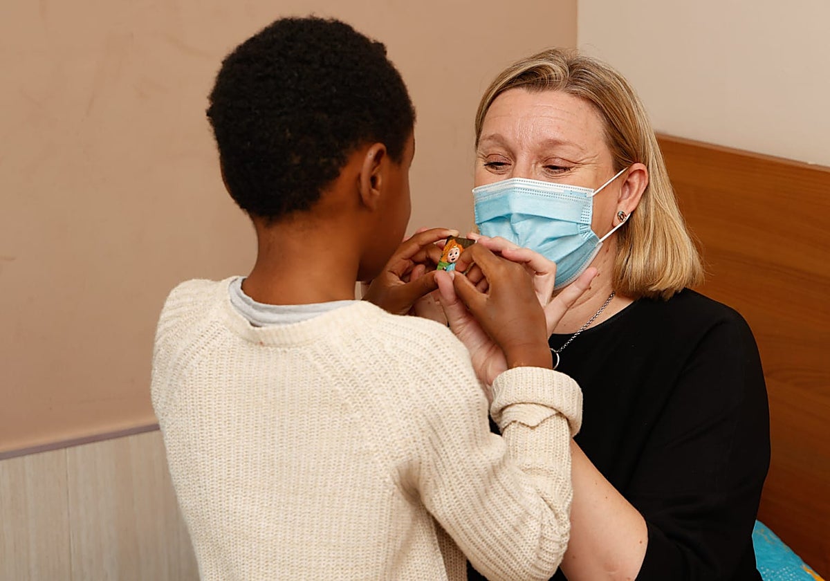 La consejera de Familia e Igualdad, Isabel Blanco, juega con una de las niñas tuteladas por la Junta en el Centro Residencial Obregón