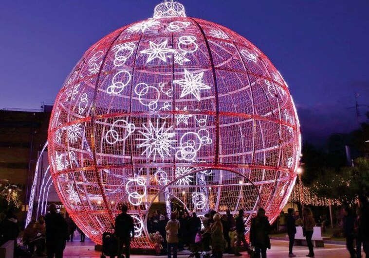 Un incendio apaga temporalmente la bola de Navidad más grande de España en Alicante