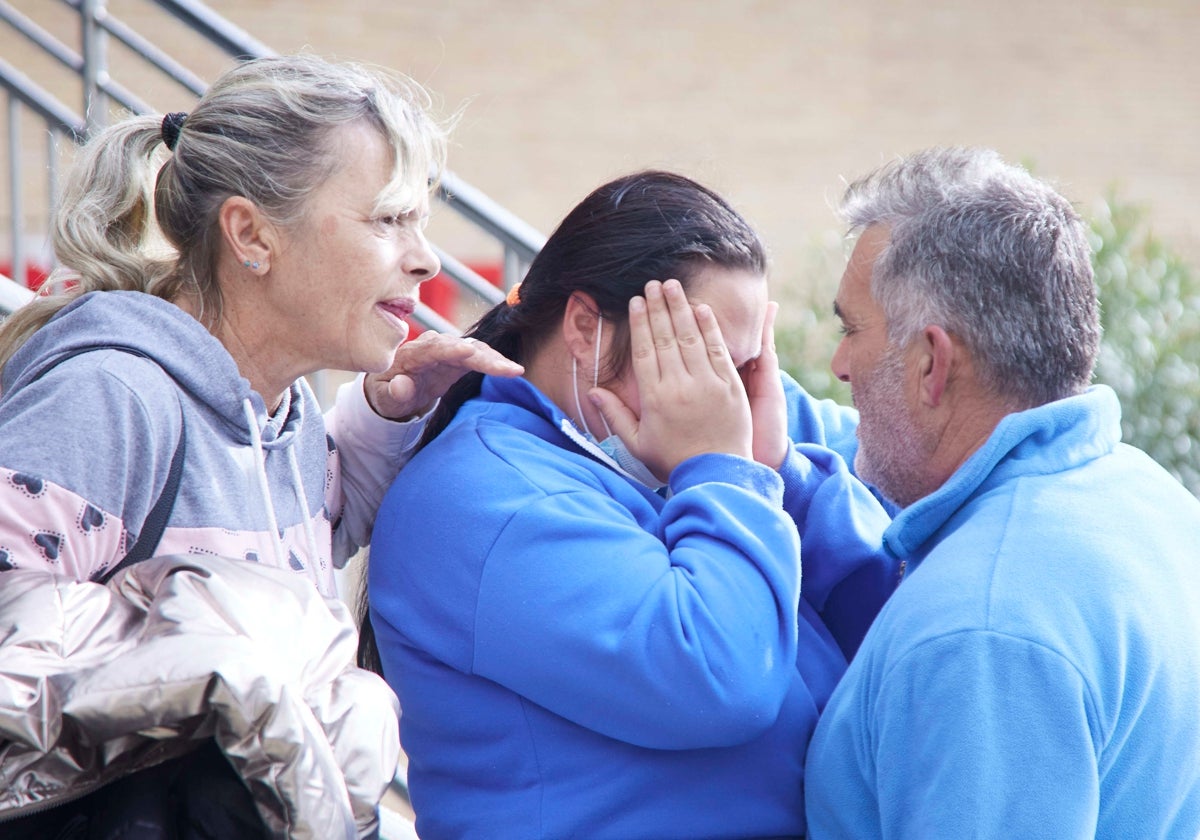 La familia del pequeño Daniel en la puerta del hospital Virgen del Rocío