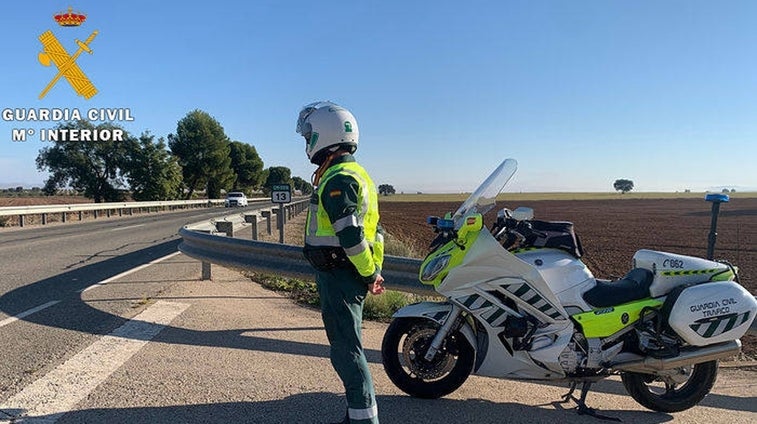 Investigado por conducir un coche a gran velocidad y hacer 'caballitos' con una moto en CM-403 en Ciudad Real