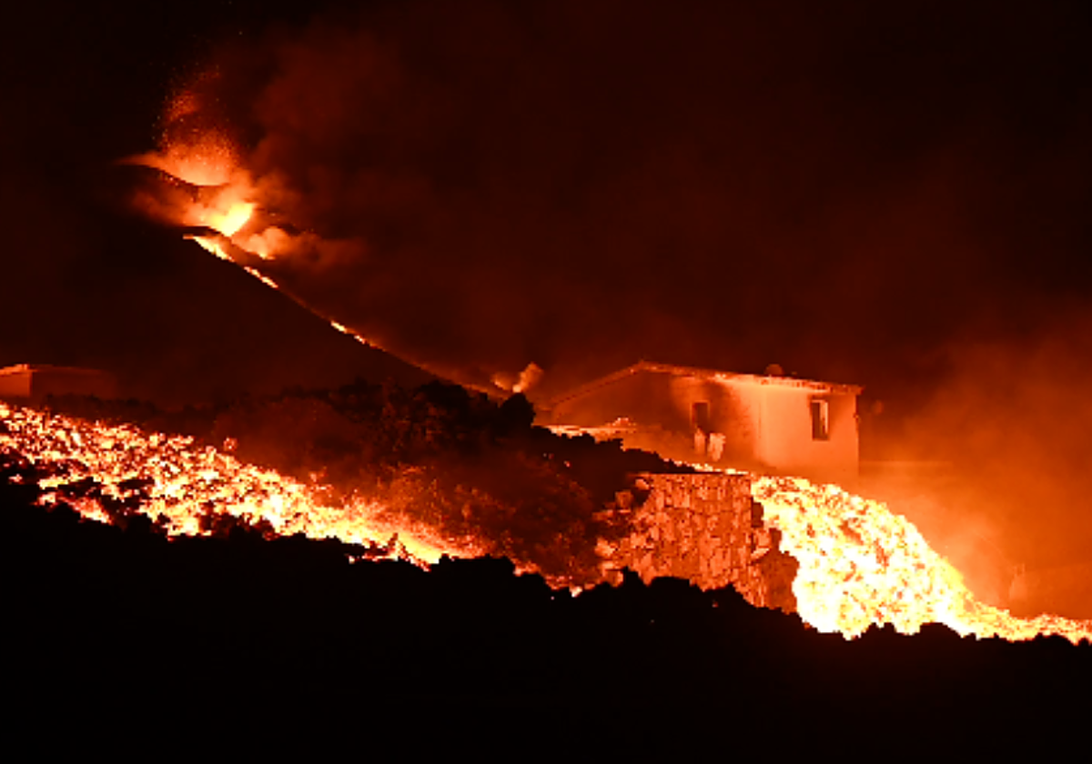 Un río de lava se lleva una casa en los primeros días de la erupción