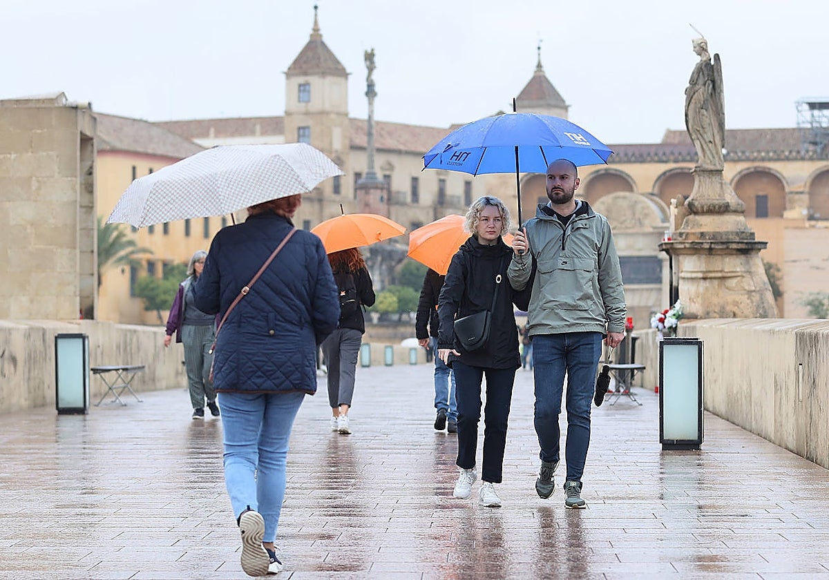 Turistas pasean por el Puente Romano de Córdoba