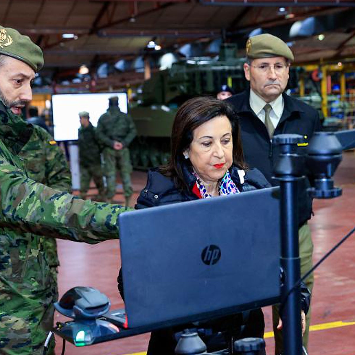 Robles no espera a la Fiscalía y pide expulsar ya a los soldados que pretendían rifar a una prostituta en un cuartel de Barcelona