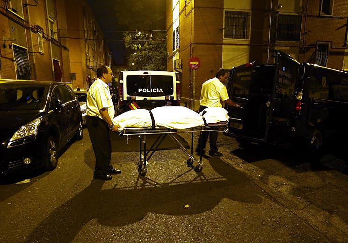 Los servicios funerarios trasladan el cadáver del ñeta, en septiembre de 2016