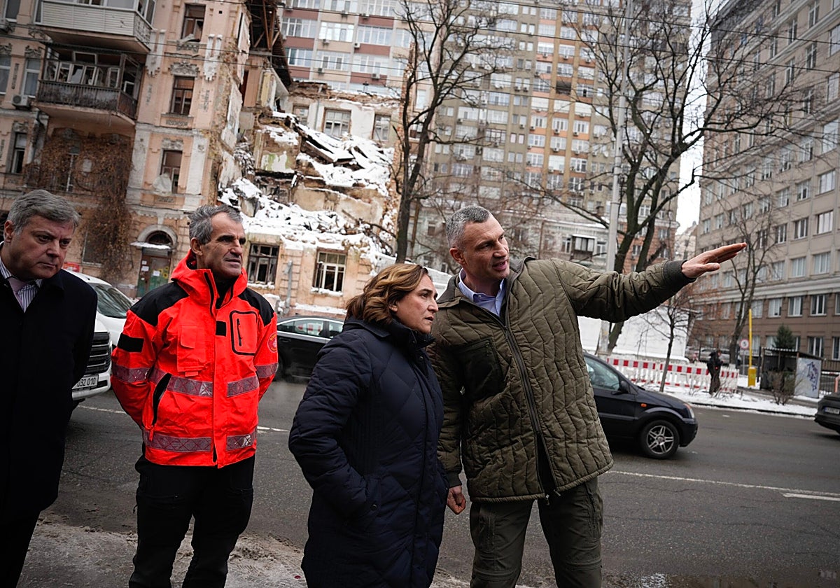 La alcaldesa junto a su homónimo en Kiev visita una zona con edificios atacados