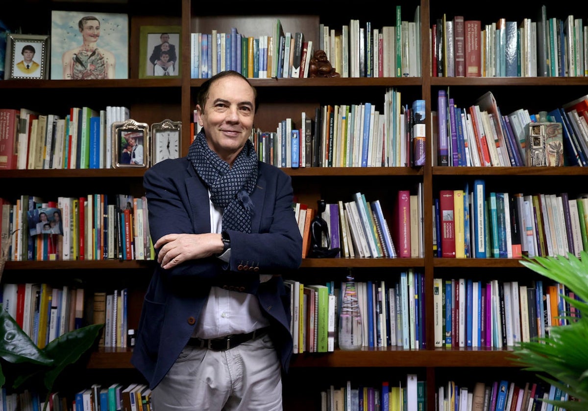 Ignacio Martínez Hens, en su biblioteca