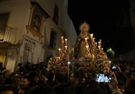El vaivén de la bulla acompasa a la Virgen de la Esperanza de Córdoba hacia Santa Marina
