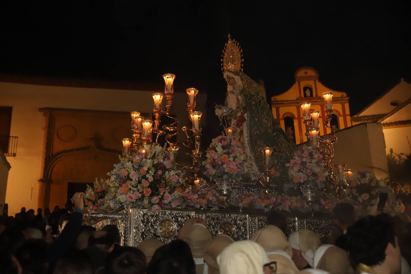 El impactante paso de la Esperanza de Córdoba por la cuesta del Bailío, en imágenes