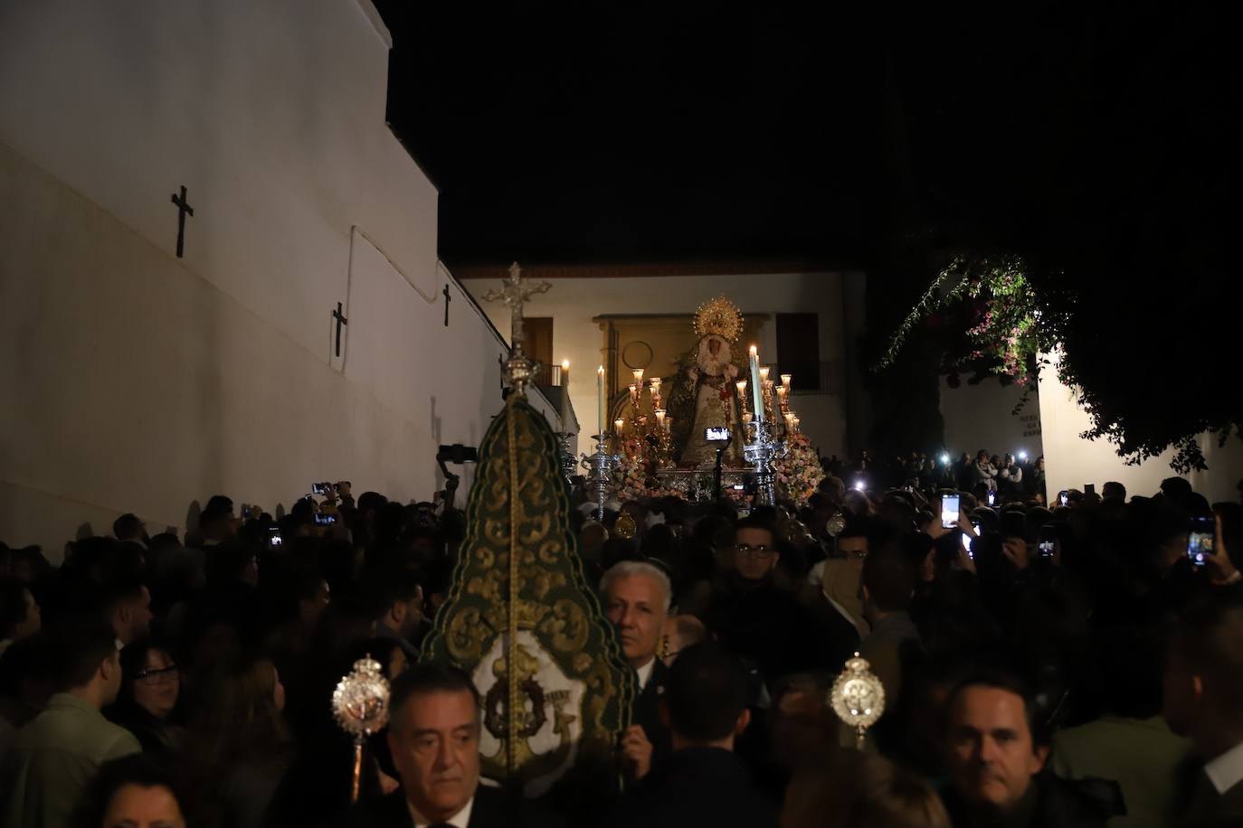 El impactante paso de la Esperanza de Córdoba por la cuesta del Bailío, en imágenes