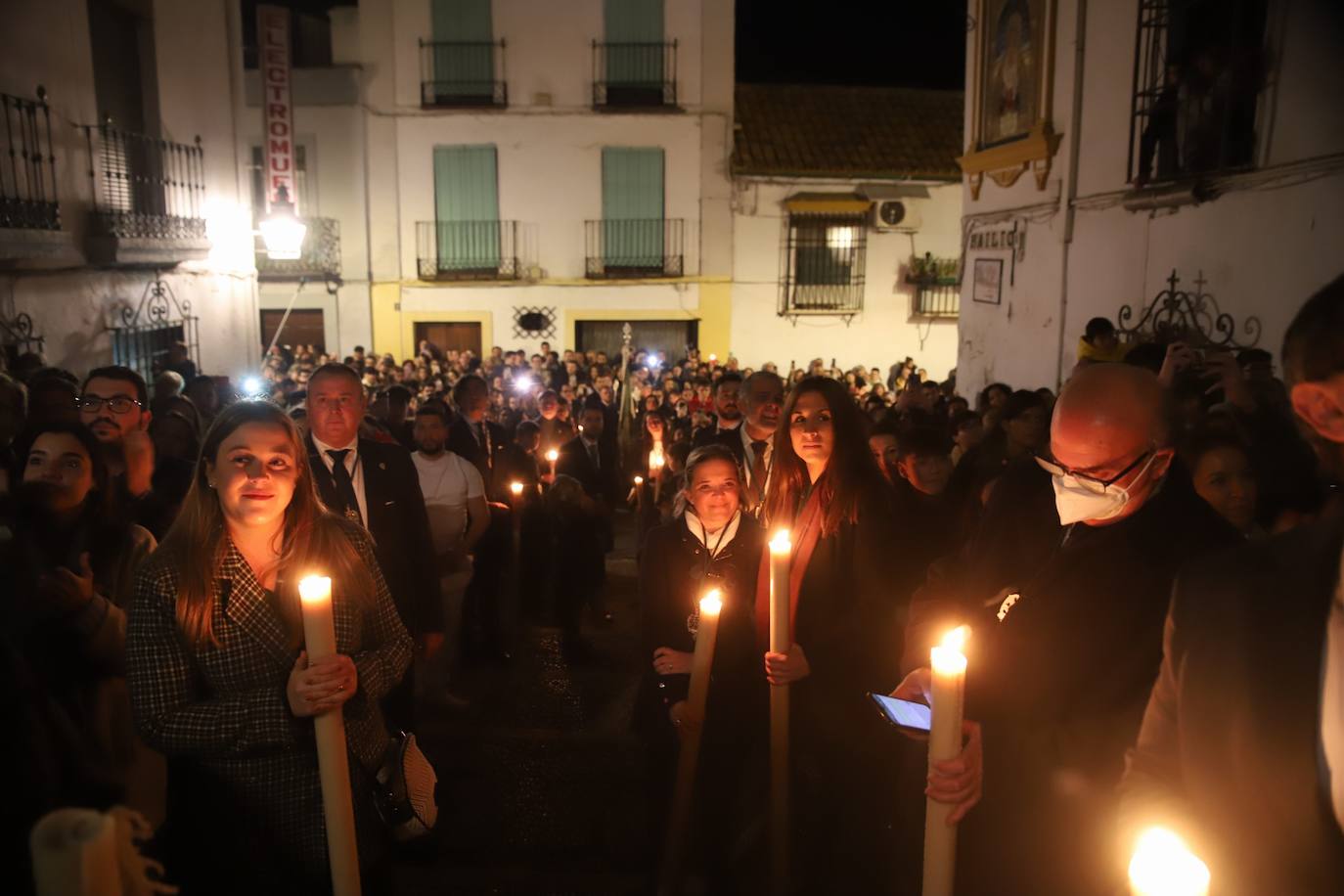El impactante paso de la Esperanza de Córdoba por la cuesta del Bailío, en imágenes