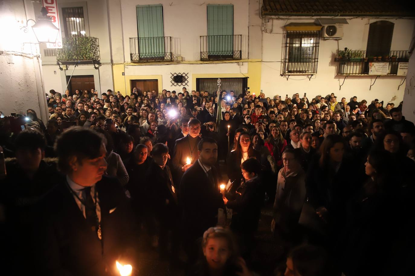 El impactante paso de la Esperanza de Córdoba por la cuesta del Bailío, en imágenes