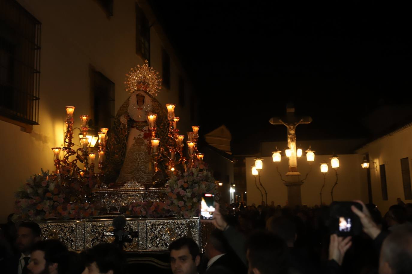 El impactante paso de la Esperanza de Córdoba por la cuesta del Bailío, en imágenes