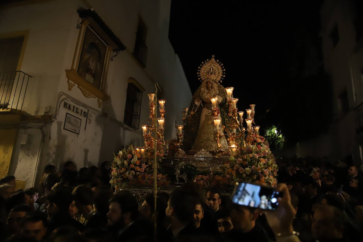 El impactante paso de la Esperanza de Córdoba por la cuesta del Bailío, en imágenes