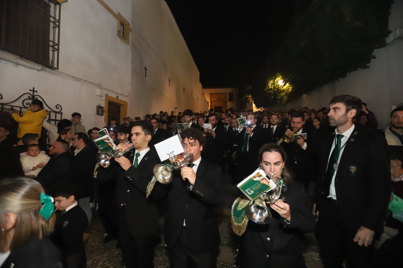 El impactante paso de la Esperanza de Córdoba por la cuesta del Bailío, en imágenes