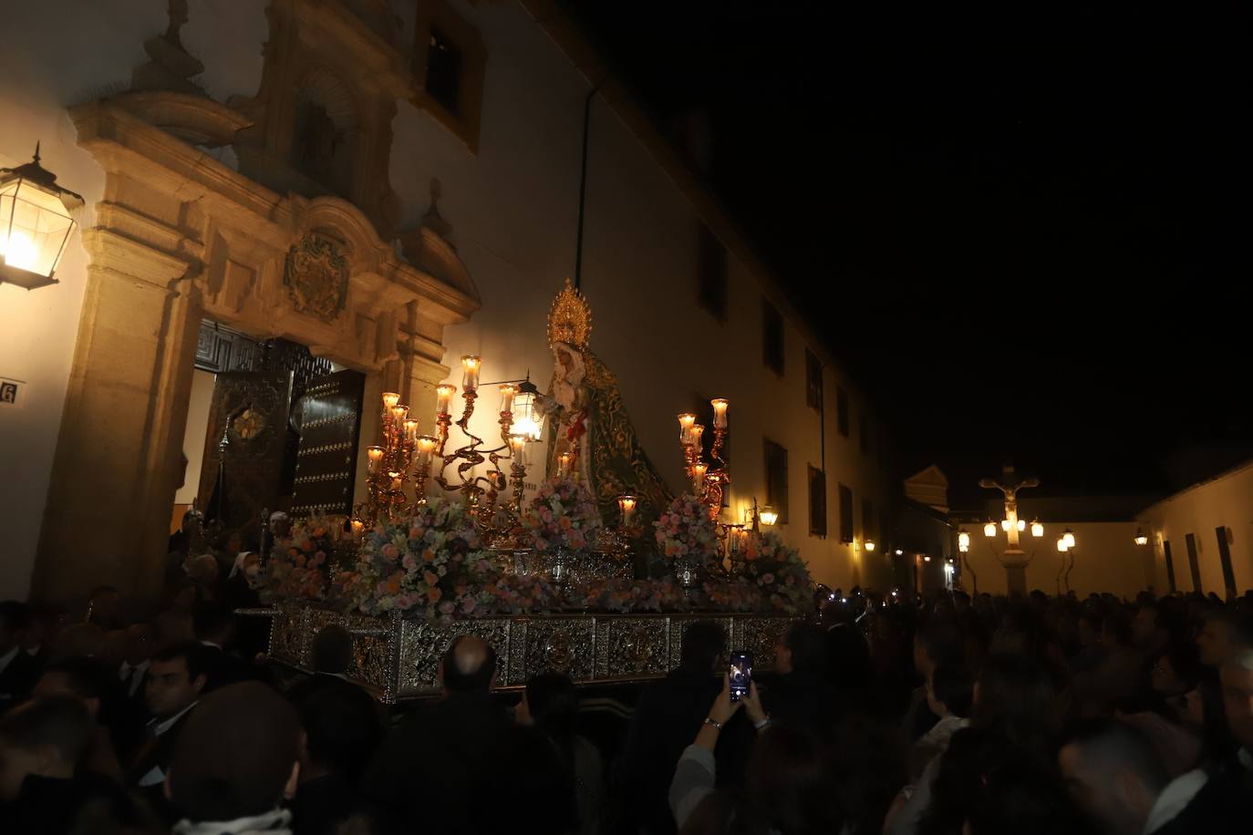 El impactante paso de la Esperanza de Córdoba por la cuesta del Bailío, en imágenes