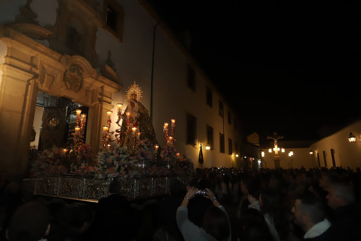 El impactante paso de la Esperanza de Córdoba por la cuesta del Bailío, en imágenes
