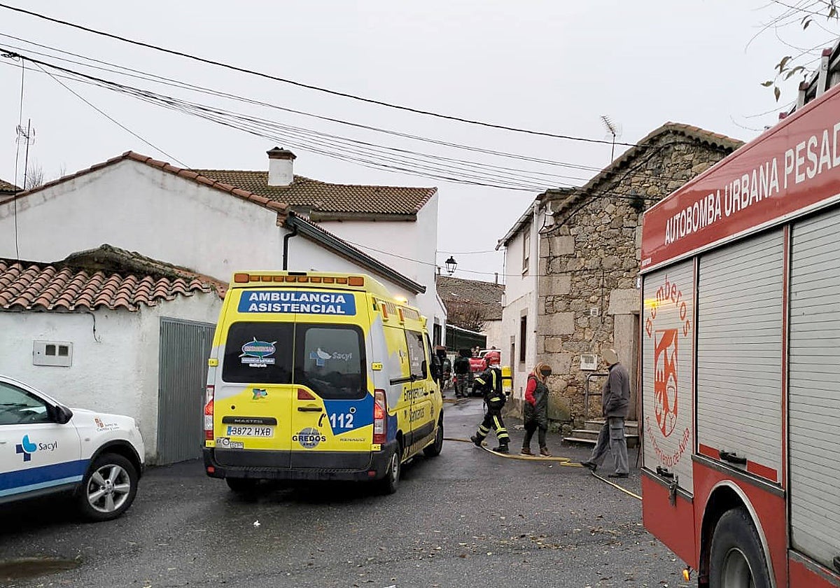 Llegada de los servicios de emergencias a la vivienda de Pascualobo (Ávila)