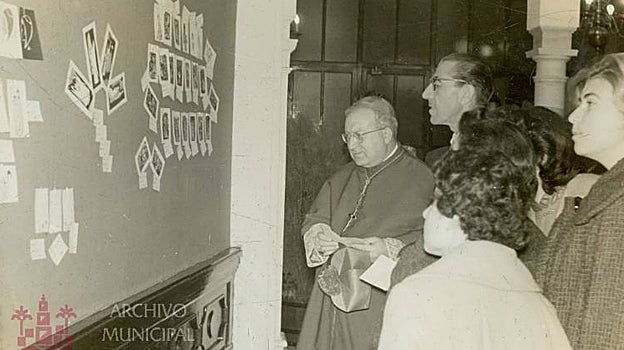 El obispo, Manuel Fernández-Conde, y el alcalde, Antonio Cruz Conde, en una exposición de tarjetas de Navidad