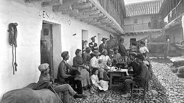 Un grupo de personas en la Posada del Potro a comienzos del siglo XX